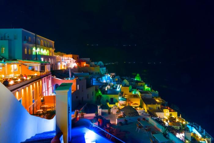 Vita-notturna-e-divertimenti-durante-le-vacanze-Santorini