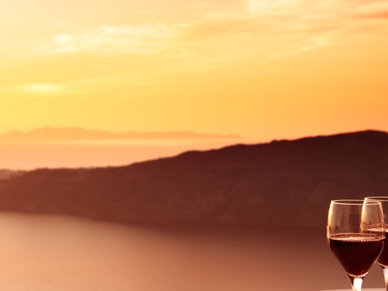 Vacanza a Santorini: tramonti da favola e ottimi vini!